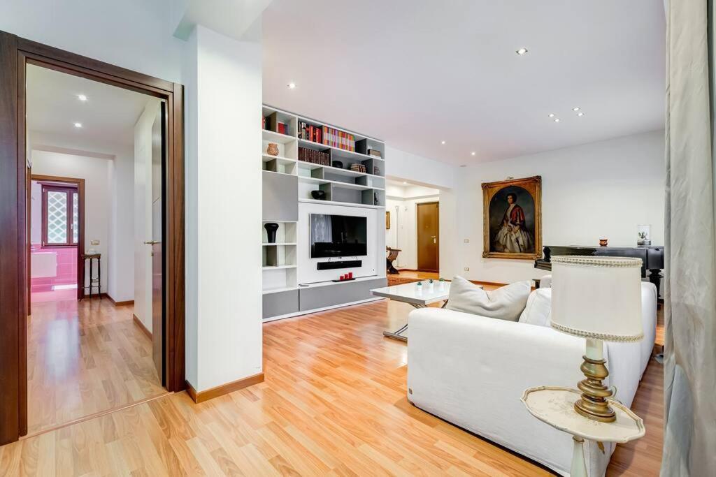 Exclusive Apartment In Eur Lake โรม ภายนอก รูปภาพ